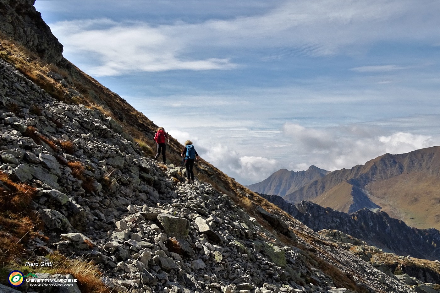 51 Seguendo la labile traccia alta anche per pietraie per il Passo di Porcile.JPG